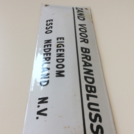 Emaille bord Zand voor brandblussing, Eigendom ESSO Nederland N.V.