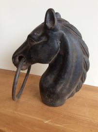 Antiek paardenhoofd met ring