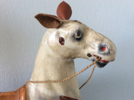 Paard van papier mache