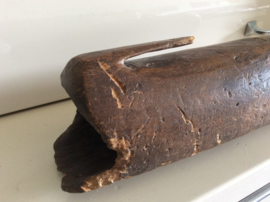 Houten riemhouder met houtsnijwerk
