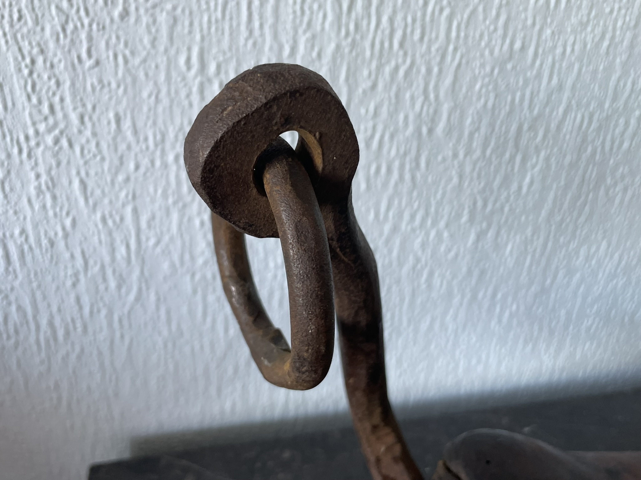 Antieke schommel, smeedijzer met leren zitting