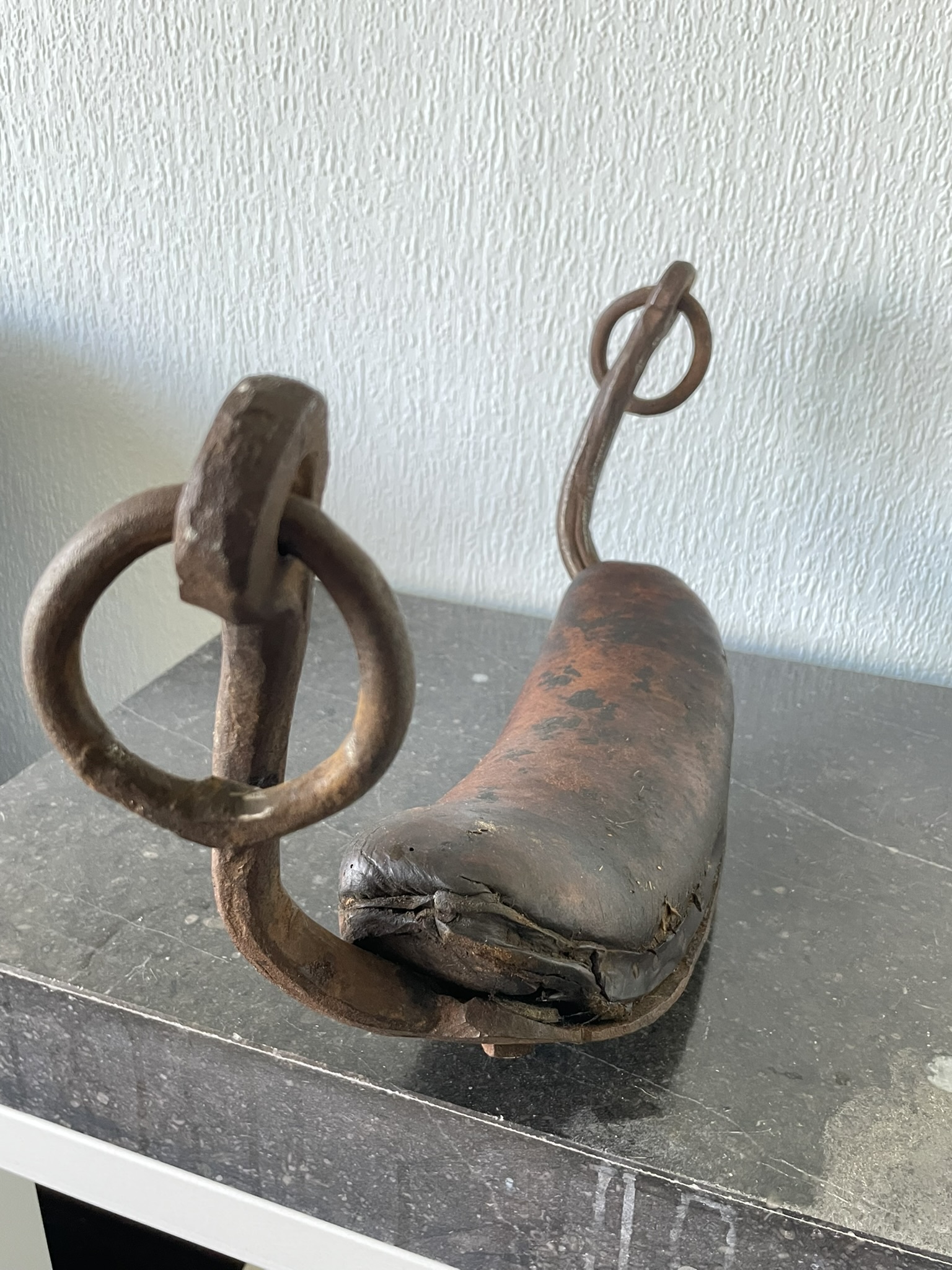 Antieke schommel, smeedijzer met leren zitting