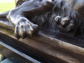 Grote pepatineerde bronzen sculpture van liggende leeuw