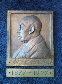 Bronzen plaquette met relief portret van dhr W Fenenga