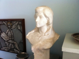Witmarmeren buste van jongedame met golvend haar