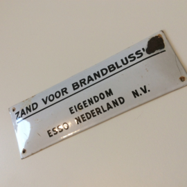 Emaille bord Zand voor brandblussing, Eigendom ESSO Nederland N.V.