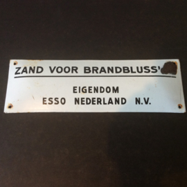 Emaille bord Zand voor brandblussing, Eigendom ESSO Nederland N.V.