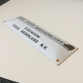 Emaille bord Zand voor brandblussing, Eigendom ESSO Nederland N.V.