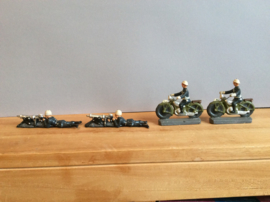 2 BSA Motoren en 2 liggende soldaatjes van OTEX