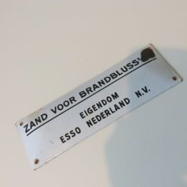 Emaille bord Zand voor brandblussing, Eigendom ESSO Nederland N.V.