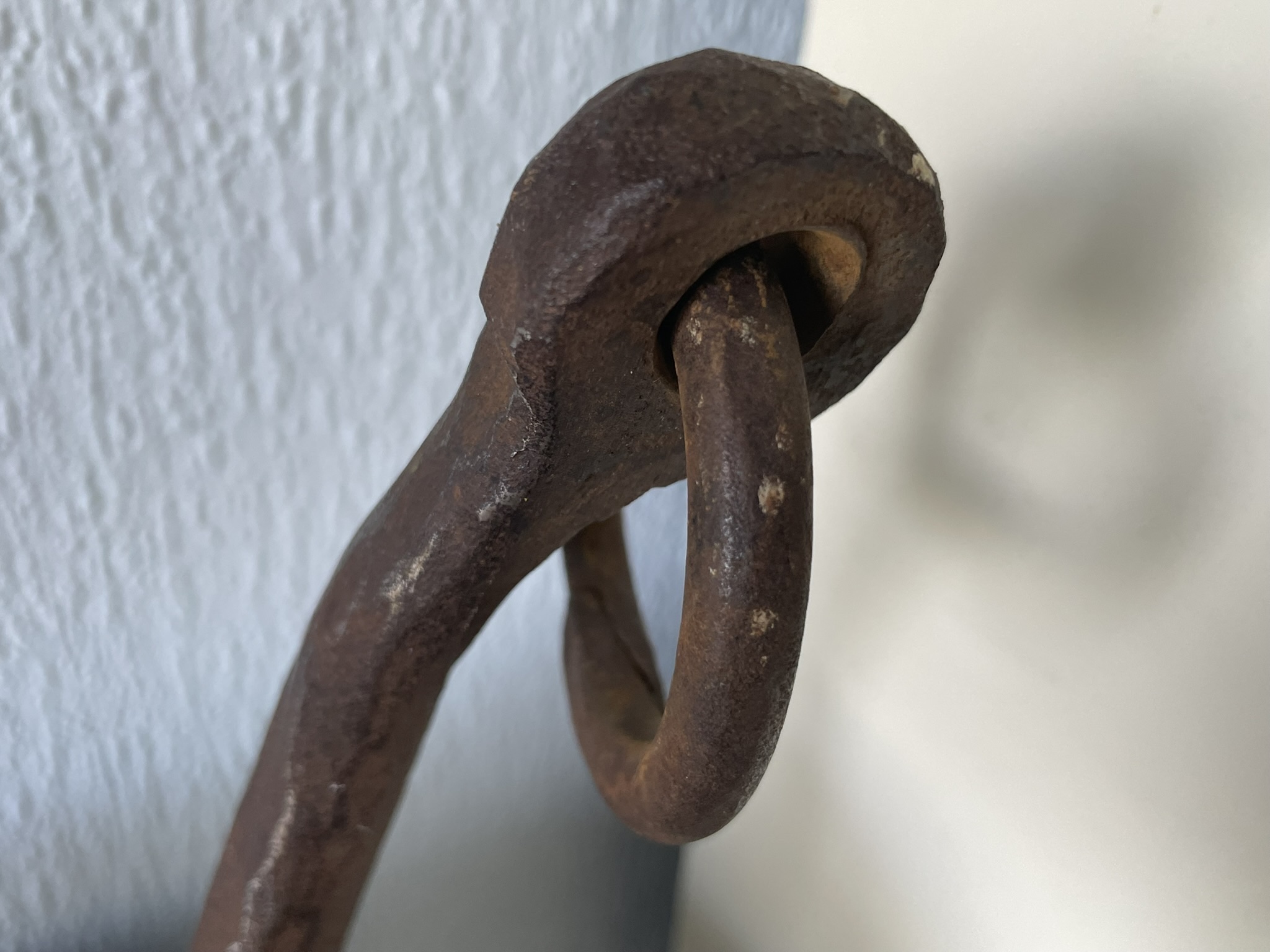Antieke schommel, smeedijzer met leren zitting