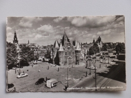 Amsterdam-C Nieuwmarkt met Waaggebouw 1955