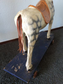 Paard van papier mache