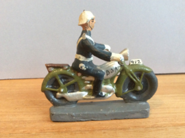 2 BSA Motoren en 2 liggende soldaatjes van OTEX