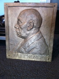 Bronzen plaquette met relief portret van dhr W Fenenga
