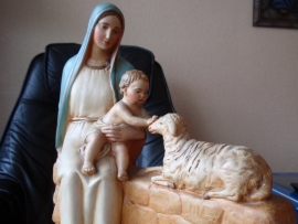 Gipsen sculptuur, Maria met kind en lam 19e eeuw