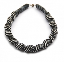 Twisting Necklace zwart-wit
