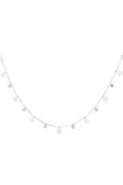 Zilverkleurige ketting met hartjes en steentjes