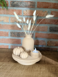 Etagere met pompoentjes en vaasje droogbloemen