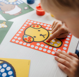 Nijntje creatief met vingerverf