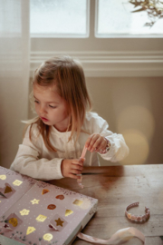 Little Dutch adventskalender met 24 vakjes met armbandjes, bedeltjes en stickers