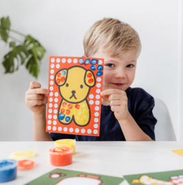 Nijntje creatief met vingerverf