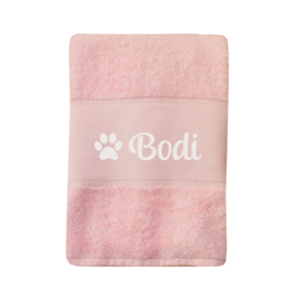 Deluxe Badlaken geborduurd met naam en hondenpootje - Roze