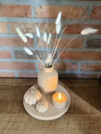 Etagere met pompoentjes en vaasje droogbloemen