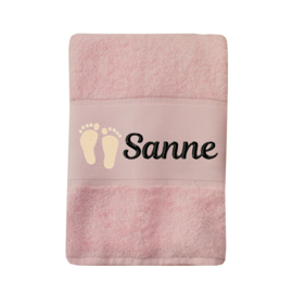 Deluxe Handdoek geborduurd met naam en babyvoetjes