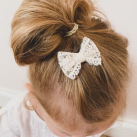 Your Little Miss ♥ Baby haarspeldje met strikje - cream lace