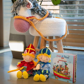 Fien en Teun spelen sinterklaas en pietje