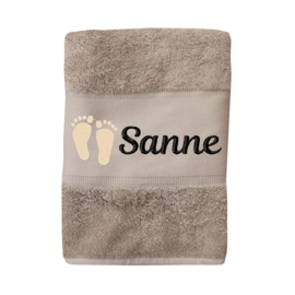 Deluxe Handdoek geborduurd met naam en babyvoetjes