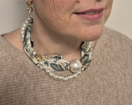 Shawlketting met parels en magneetsluiting art. 4050 - groen/offwhite