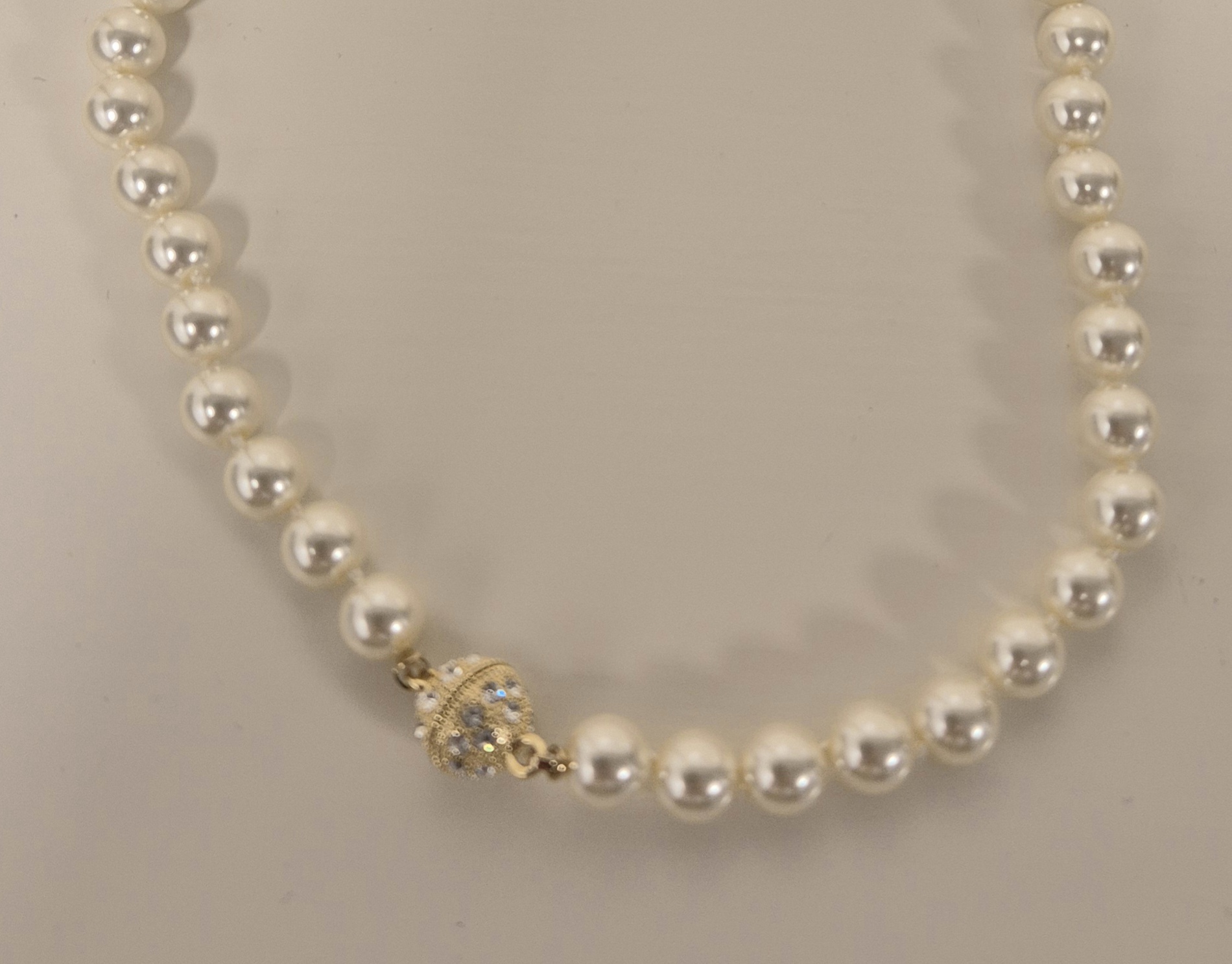 Parelketting met magneetsluiting art. 1354 - offwhite/goudkleur