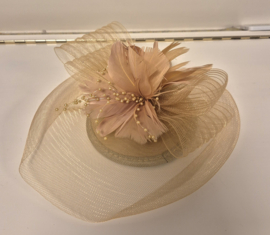 Fascinator/haargarnering art. 1562 - donkerbeige