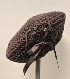 Gehaakte kinderbaret Noor 12 - donkerbruin