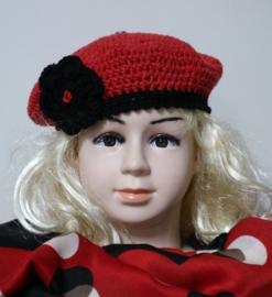 Gehaakte kinderbaret Ladybug - rood/zwart
