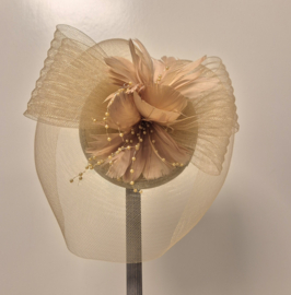 Fascinator/haargarnering art. 1562 - donkerbeige