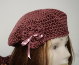 Gehaakte kinderbaret Noor 12 - marsala rood