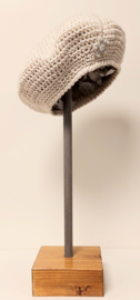 Gehaakte kinderbaret Daisy 12 - zandkleur/kit