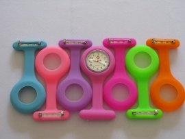 Horloge voor verpleegkundigen  bij ons met 7 gekleurde hangers !! (Verpleegstershorloge)