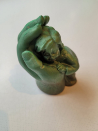 Baby in hand. Olijfgroen