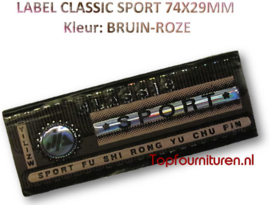 LABEL CLASSIC SPORT 74X29MM BRUIN-ROZE (102/70)