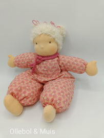 Waldorf Slappe Lijs roze pakje blonde haren