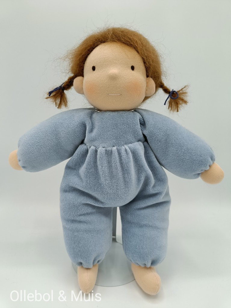 Knuffelpop licht blauw met bruine staartjes