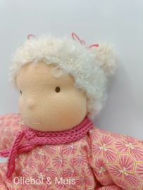 Waldorf Slappe Lijs roze pakje blonde haren