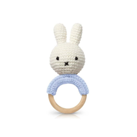 Strickmiffy in ihrem weichen blauen Kleid