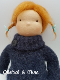 Knuffelpopje donkerblauw met rode haartjes