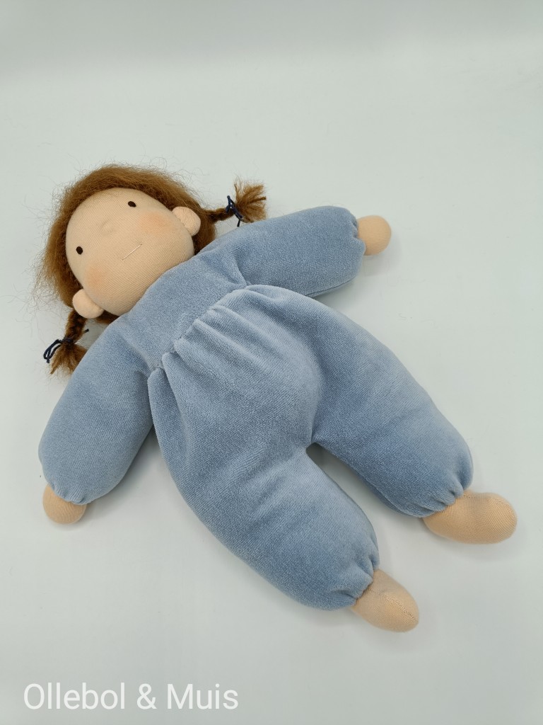 Knuffelpop licht blauw met bruine staartjes