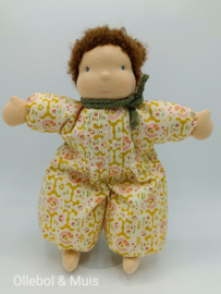 Slappe Lijs beige pakje met groen sjaaltje